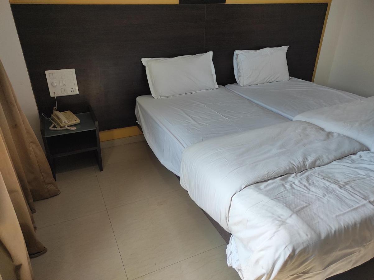 Apartment 1bhk Ac Service 206 *